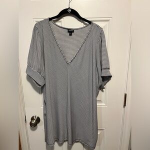 26W / Torrid size 4 - Studio Crepe V-neck Puff sleeve top
